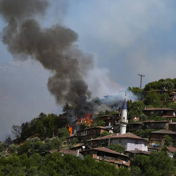 İSTANBUL SULTANGAZİ'DE YANGIN: VALİLİK'TEN AÇIKLAMA