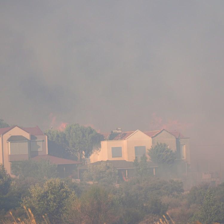 ÇEŞME'DE BAZI YOLLAR TRAFİĞE KAPATILDI