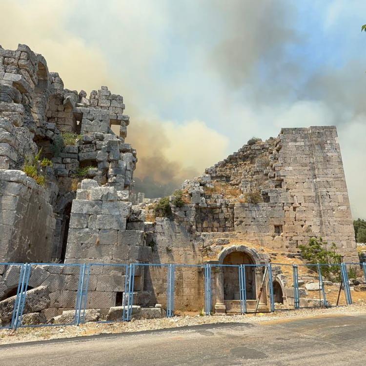 ALEVLER ANTİK KENTE ULAŞTI