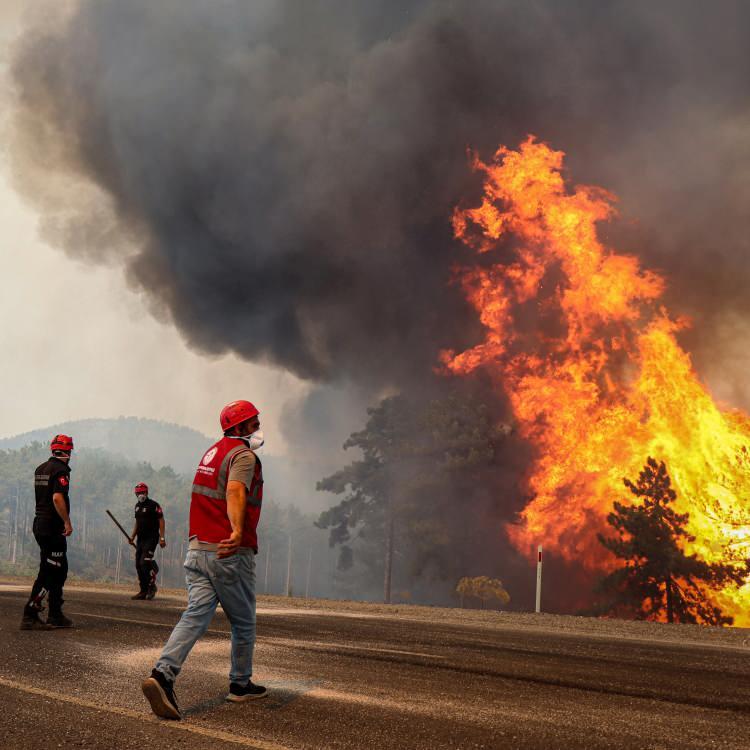 RÜZGARIN ETKİSİYLE YANGIN BÜYÜDÜ