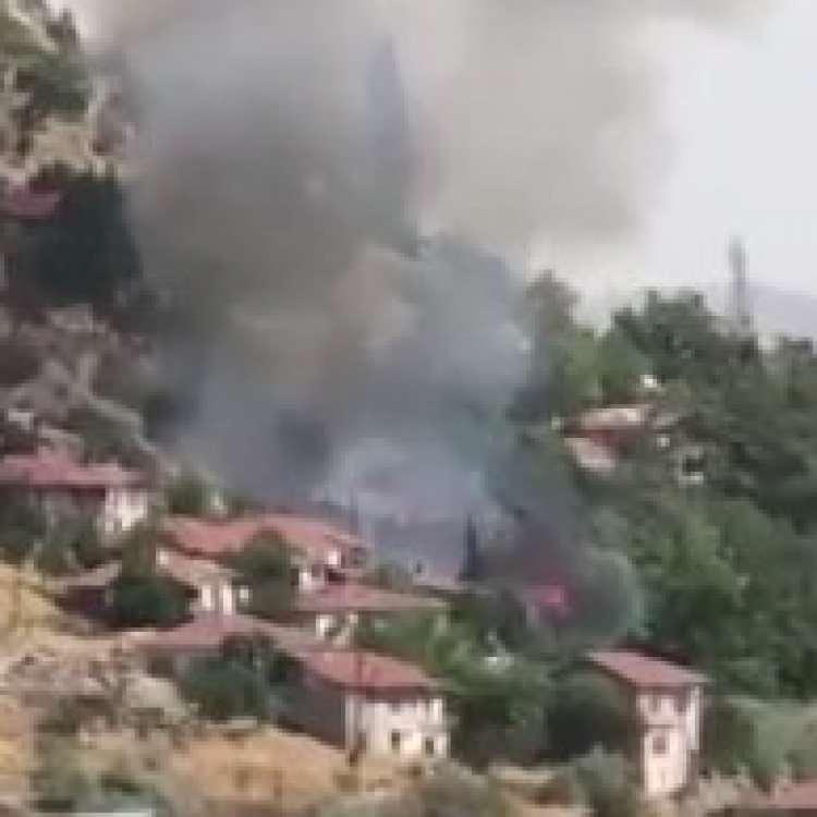 ANKARA'DA AĞAÇLIK ALANDA ÇIKAN YANGIN GECEKONDULARA SIÇRADI