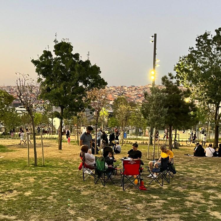 SINDIRGI BELEDİYE BAŞKANI: 10 BİNA YIKILDI