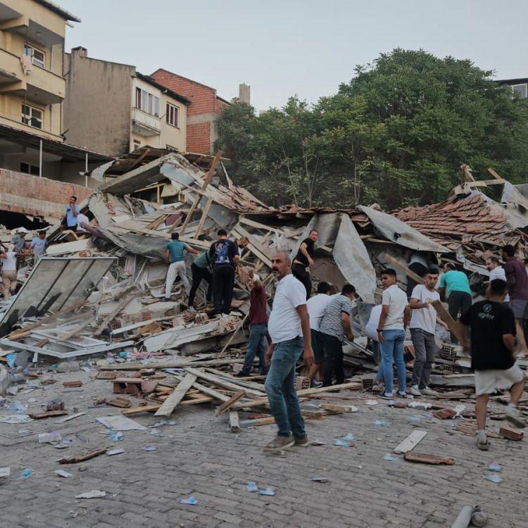 DEPREM İSTANBUL'DA DA HİSSEDİLDİ