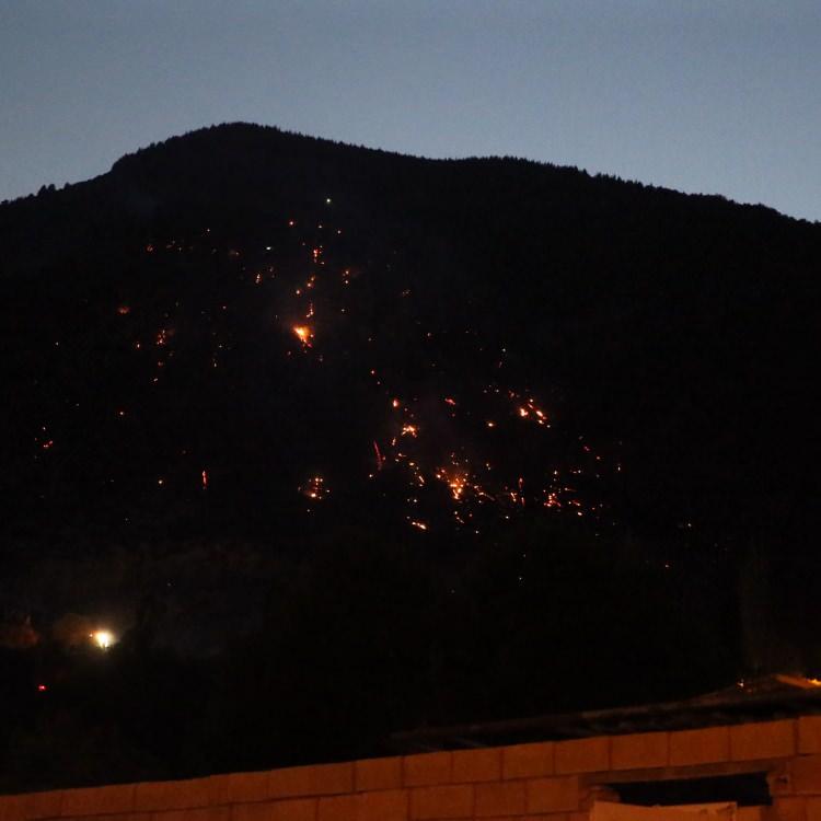 BİR İLÇEDE YANGIN KONTROL ALTINDA 2 İLÇEDE DEVAM EDİYOR