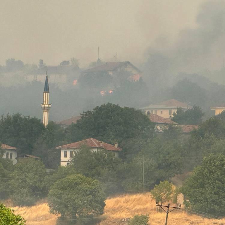 KASTAMONU'DA ORMAN YANGINI KÖYE ULAŞTI
