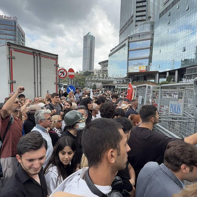 İL BİNASI ÖNÜNDE GERGİNLİK!