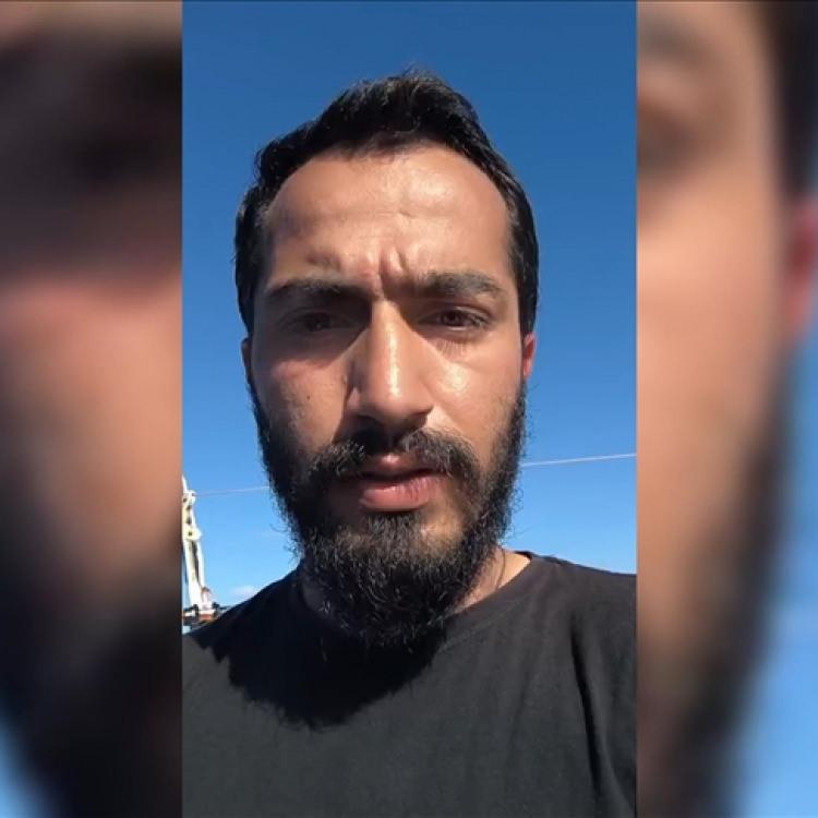 İSRAİL ORDUSUNUN TACİZ ETTİĞİ GEMİDEKİ AKTİVİSTLER YOLLARINA KARARLILIKLA DEVAM EDİYOR