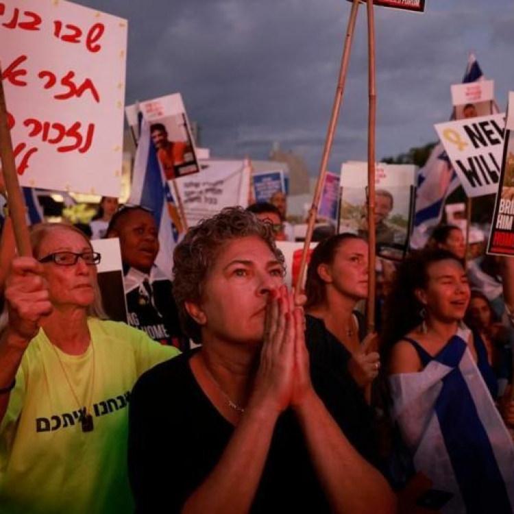 İSRAİLLİLER REHİNE TAKASINI TEL AVİV’DE KURULAN EKRANLARDAN TAKİP EDİYOR