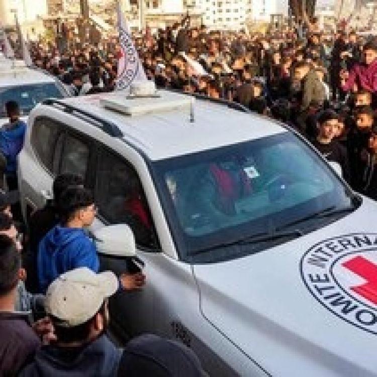 KIZILHAÇ HEYETİ, GAZZE ŞERİDİ'NDEKİ İSRAİLLİ ESİRLERİN ALINACAĞI İKİNCİ NOKTAYA HAREKET ETTİ