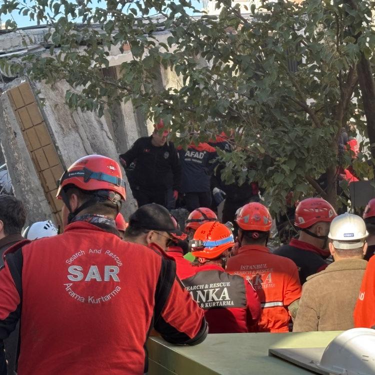 ENKAZDAN BİR KİŞİ SAĞ ÇIKARILDI