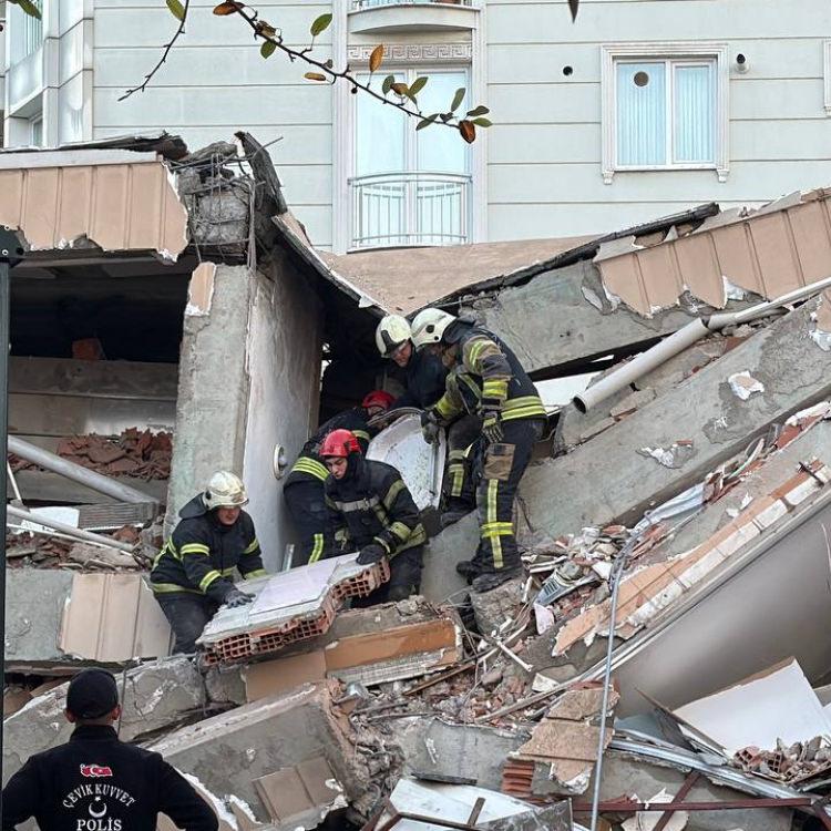 7 KATLI BİNA ÇÖKTÜ