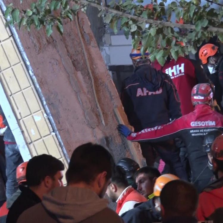 ANNE VE BABA 17 SAATTİR ENKAZ ALTINDA