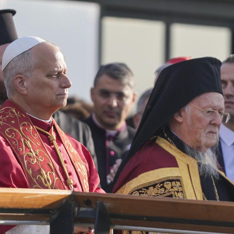 PAPA İZNİK GÖLÜ KIYISINDA DUA EDİYOR