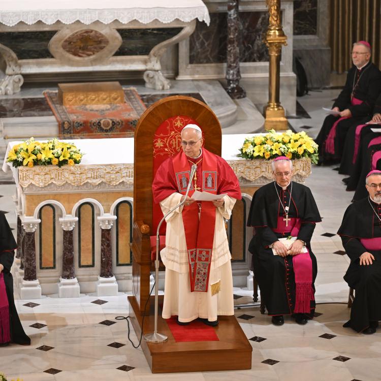 PAPA KENDİSİNİ BEKLEYENLERLE SELAMLAŞTI