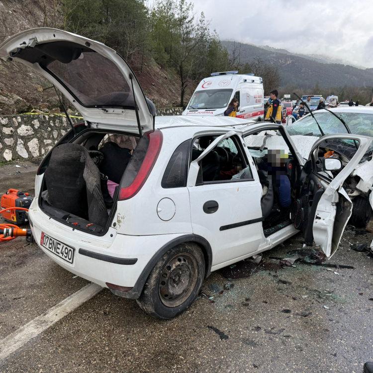 İKİ OTOMOBİL KAFA KAFAYA ÇARPIŞTI: 6 ÖLÜ 6 YARALI