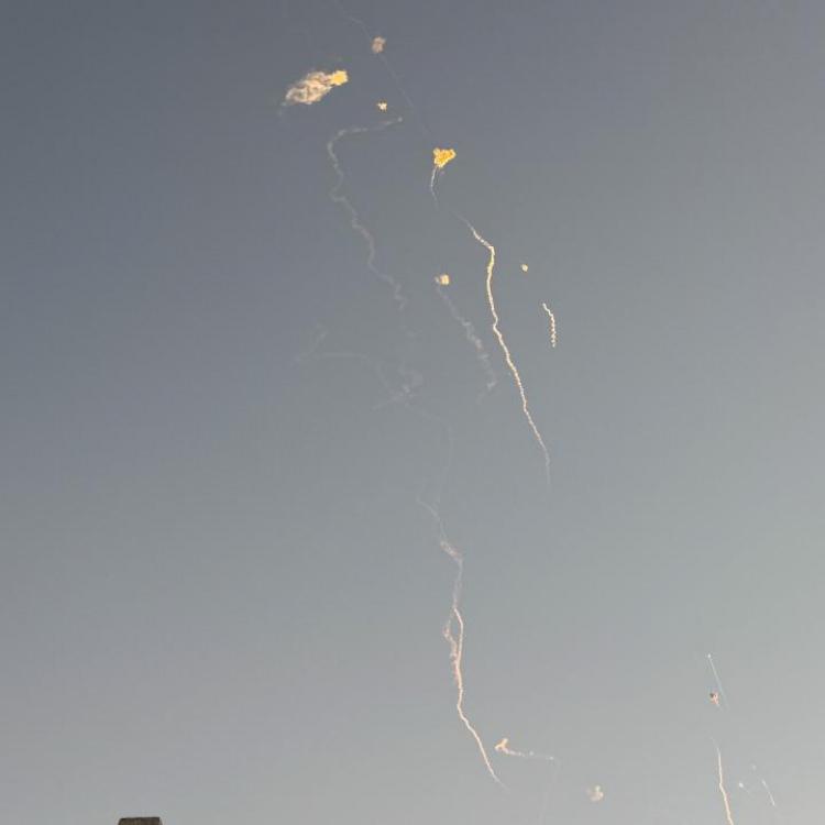 İRAN, KATAR VE BAE'YE FÜZE FIRLATTI