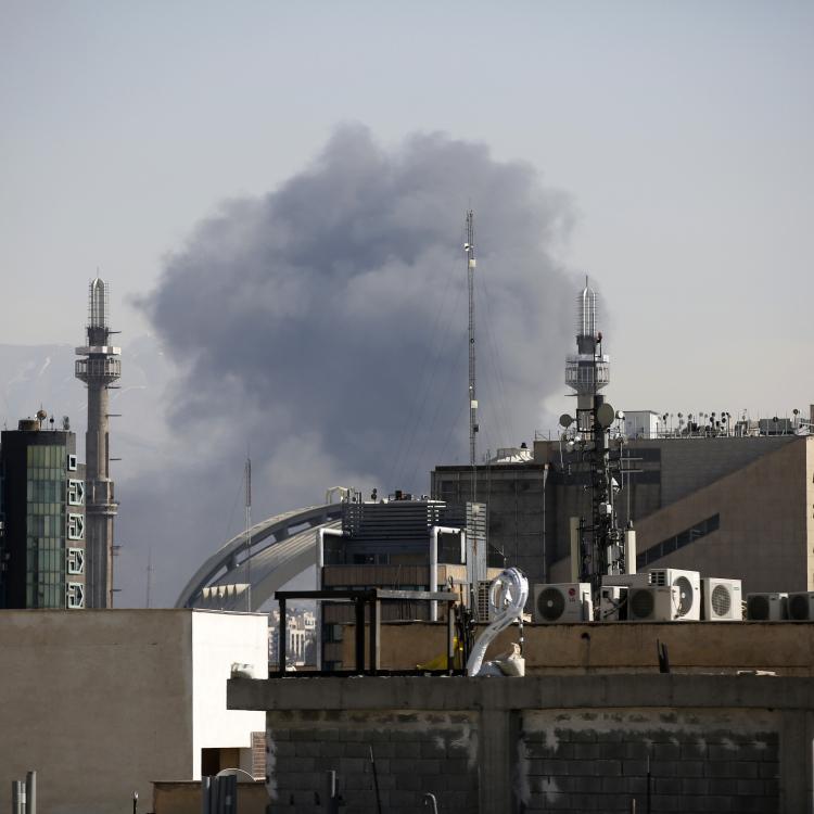 TAHRAN'DA PATLAMALAR MEYDANA GELDİ