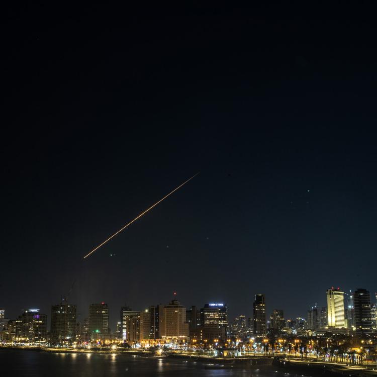 İRAN, İSRAİL'E YENİ DALGA FÜZE SALDIRISI BAŞLATTI