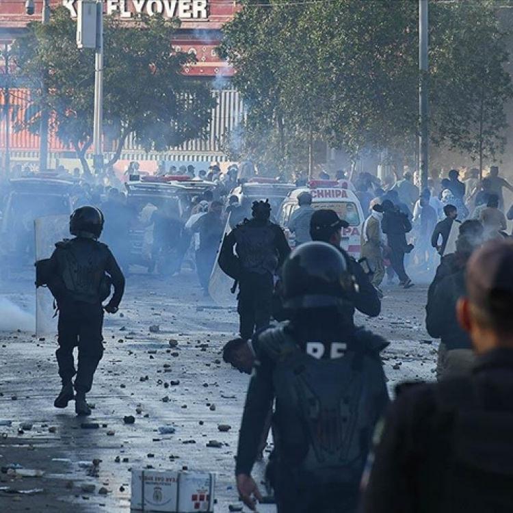 PAKİSTAN'DA SOKAĞA &Ccedil;IKMA YASAĞI İLAN EDİLDİ