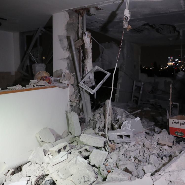 İRAN FÜZESİ TEL AVİV'DE ÇOK KATLI BİNAYA İSABET ETTİ