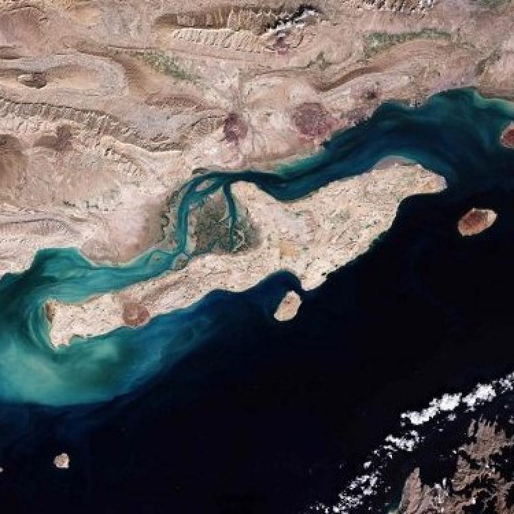 KEŞM ADASI'NDAKİ BALIKÇI İSKELESİ HEDEF ALINDI