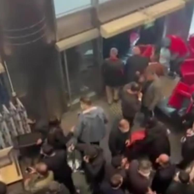 POLİS, TAHLİYE İÇİN BİNAYA GİRDİ