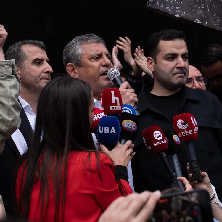 Prof. Dr. Zakir Avşar: &Ouml;zg&uuml;r &Ouml;zel ve ekibi vuruşarak &ccedil;ekilme stratejisi uyguluyor