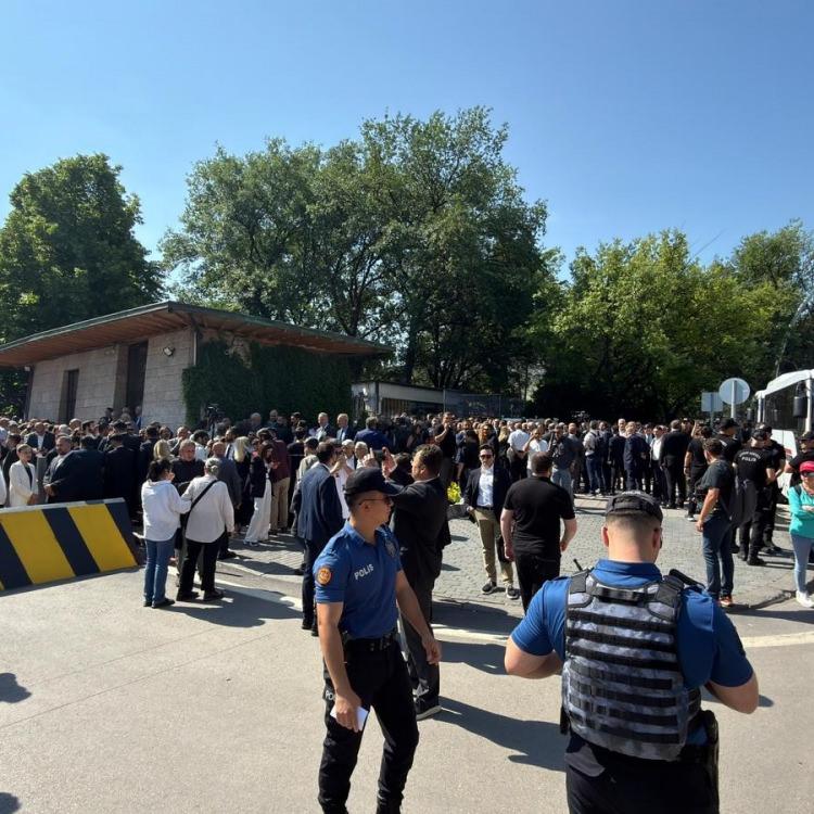 MECLİS ÖNÜNDE KARŞLIKLI SLOGANLAR