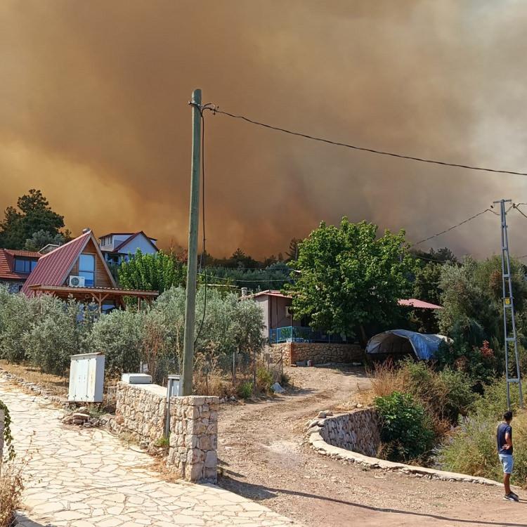 EVLER ALEV VE DUMANIN ORTASINDA KALDI