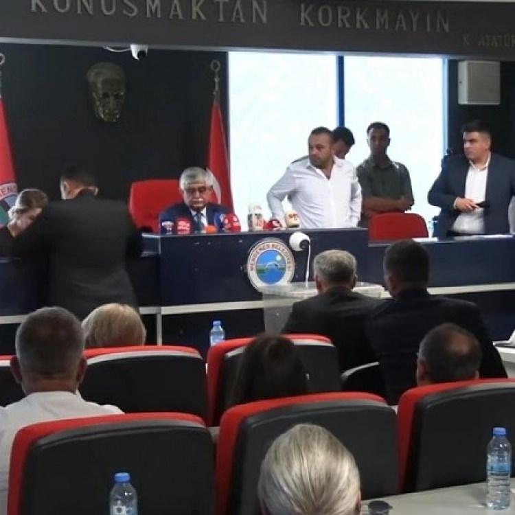 CHP SALONU TERK ETTİ