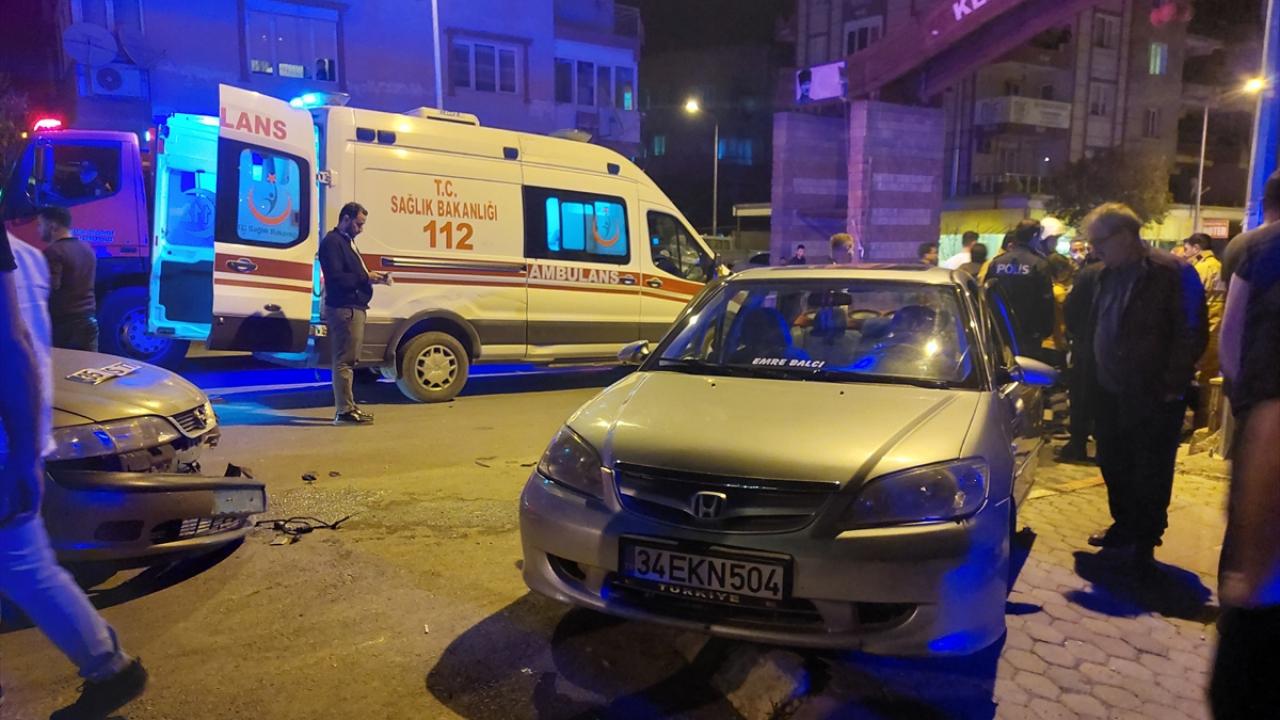İzmir'de iki otomobil çarpıştı, 2'si çocuk 6 kişi yaralandı