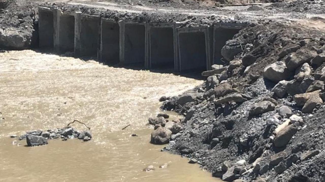 Bozkurt'ta çayın su seviyesinin yükselmesiyle zarar gören geçici köprü onarıldı