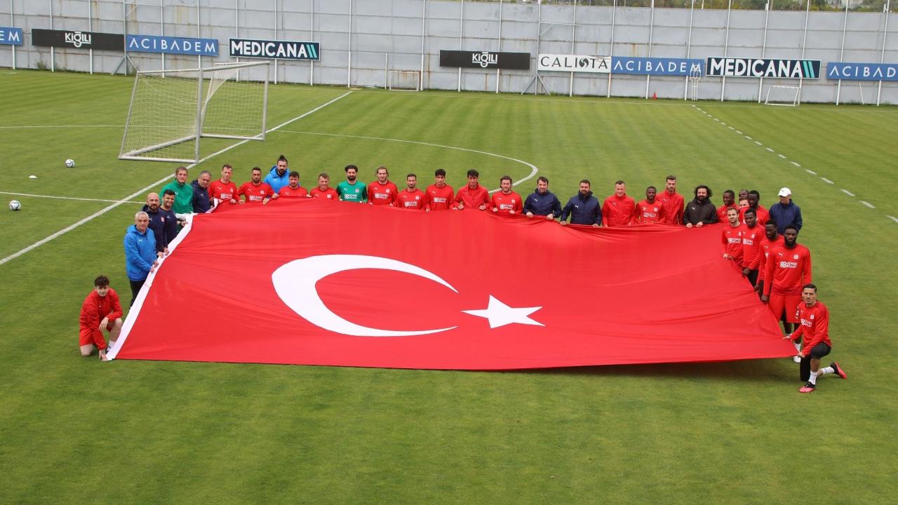 Sivasspor antrenmanda dev Türk bayrağı açtı