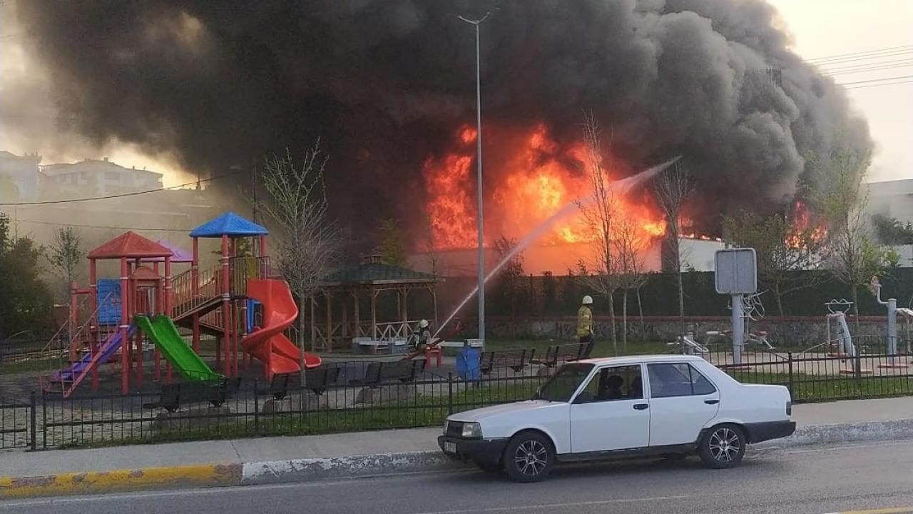 Sultanbeyli'de mobilya fabrikasında yangın