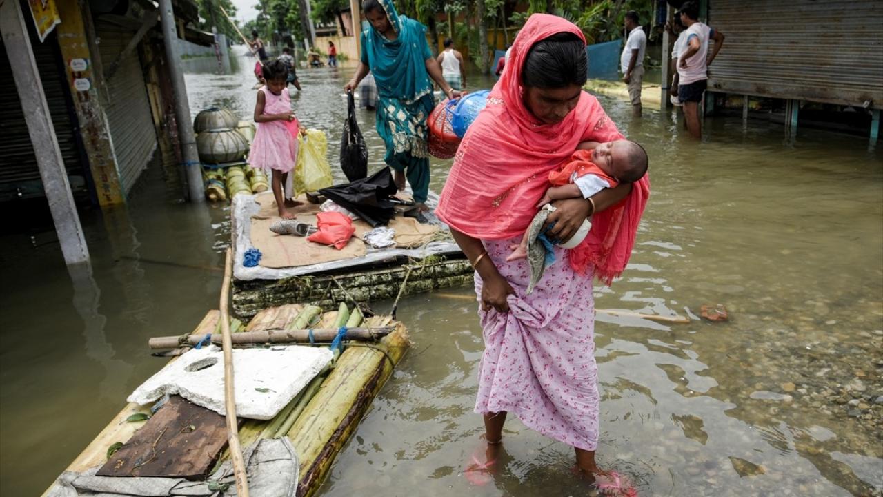 Hindistan'da selde ölenlerin sayısı 100'ü geçti