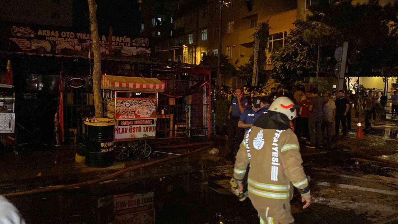 Sultanbeyli'de çıkan yangında bir iş yeri ile 3 araçta hasar oluştu