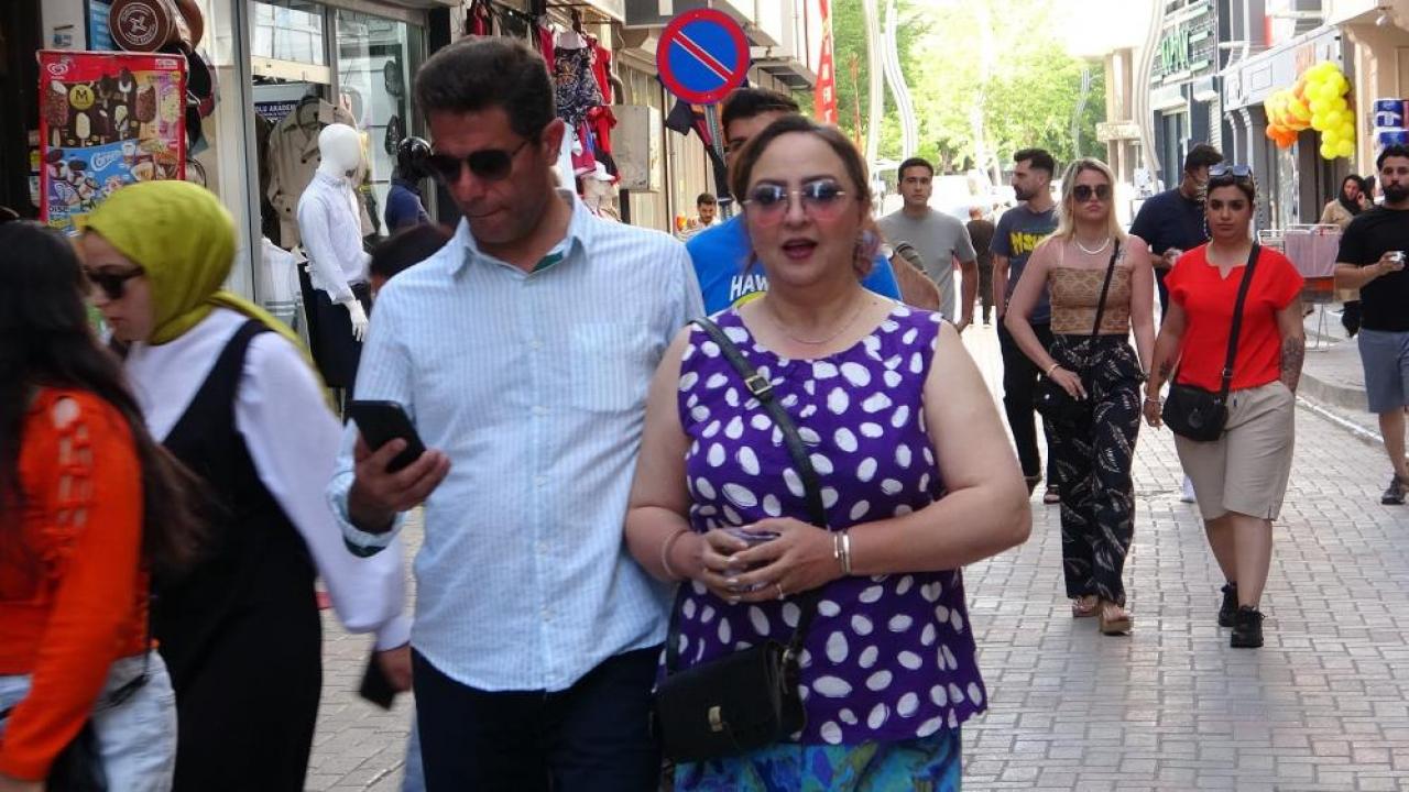Van Esnafı İranlı Turistlerin Bayram Coşkusuyla Desteklendi: Çifte Bayram Heyecanı!