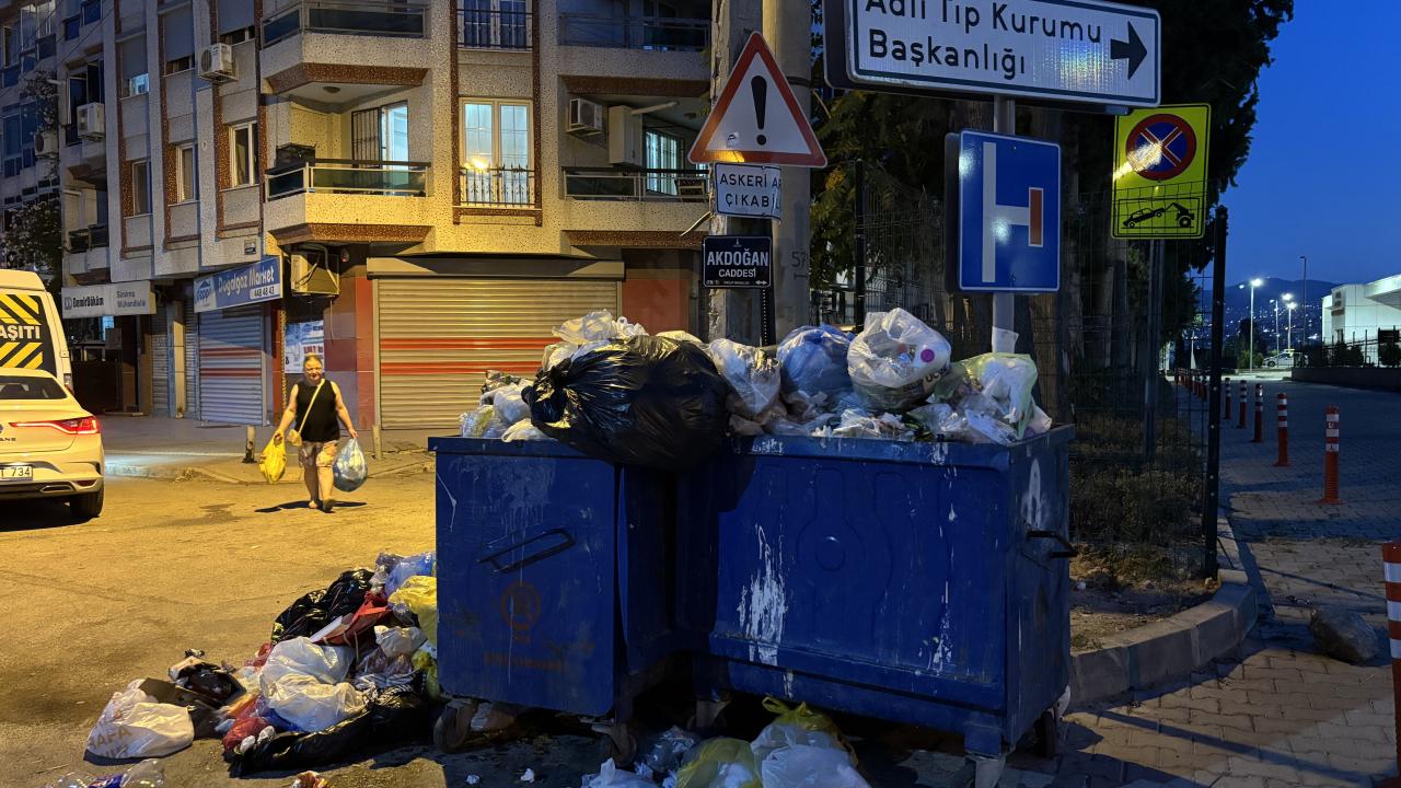 İzmir'de grev nedeniyle çöp dağları oluştu! Vatandaşlar isyan etti