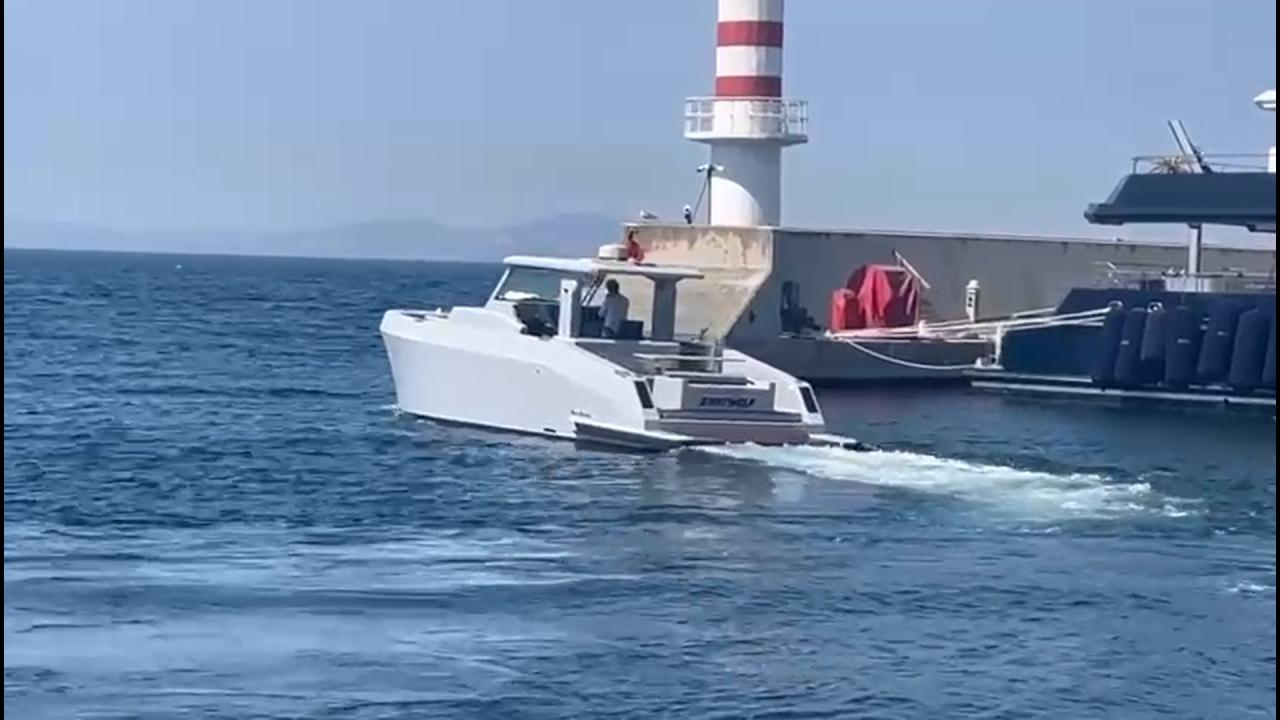 Denizde teknesi parçalanmış halde bulunan iş insanının marinadan çıkış anları