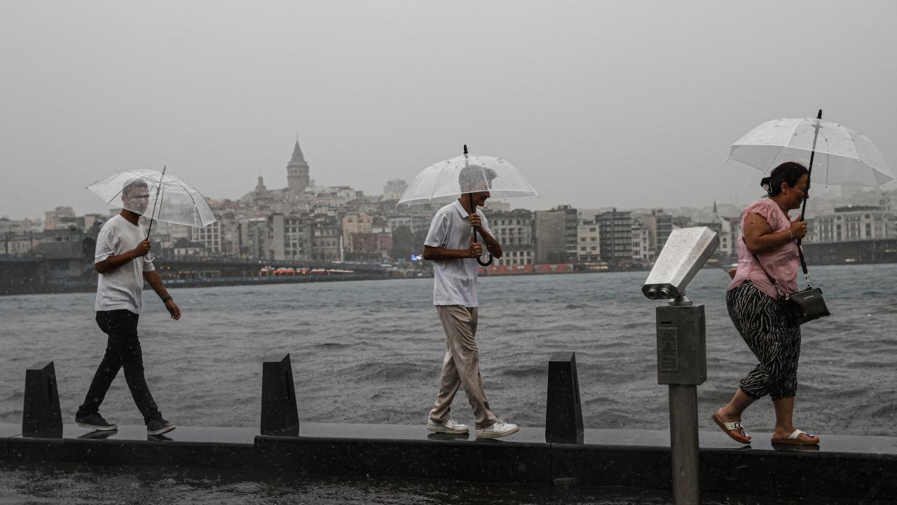 İstanbul'a sağanak ve fırtına geliyor! AKOM saat verdi: Hiç durmadan yağacak