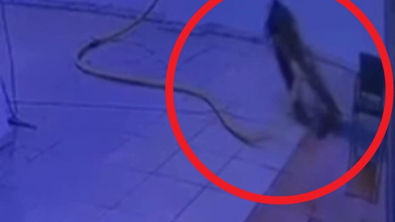 Su tahliyesi sırasında akıma kapılan kapıcının ölüm anı kamerada
