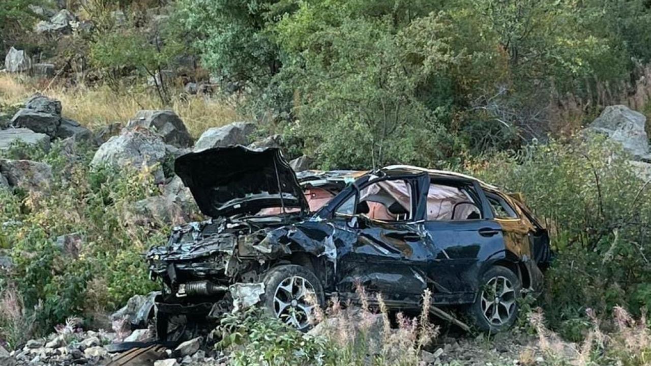 Otomobil uçuruma yuvarlandı: 1 ölü, 1 yaralı