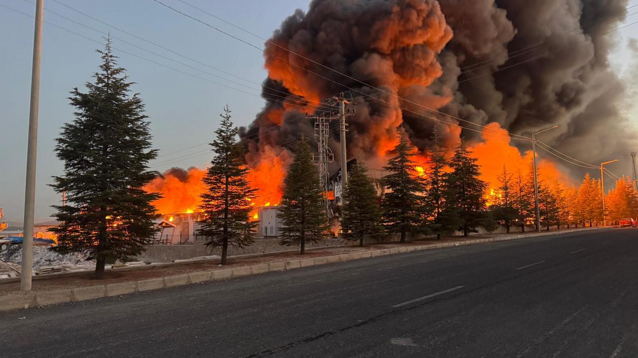 Niğde'de ambalaj fabrikasında büyük yangın