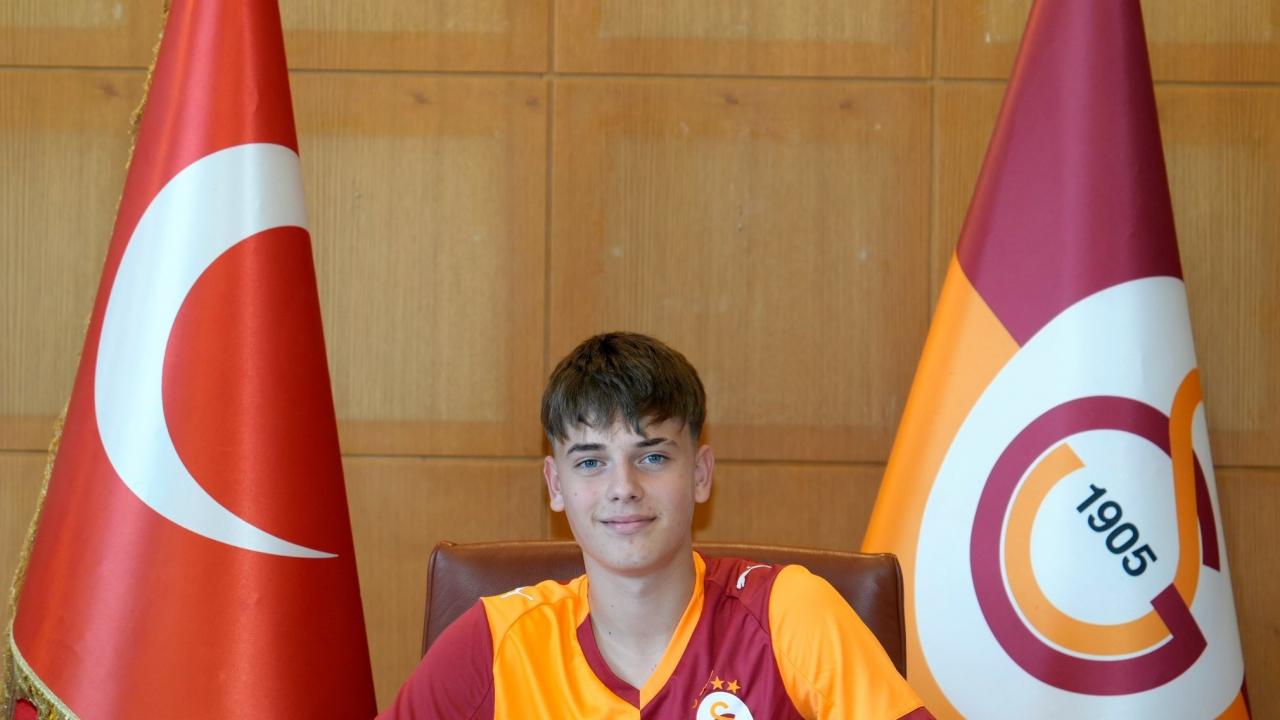 15 yaşındaki forvet Galatasaray'a imza attı