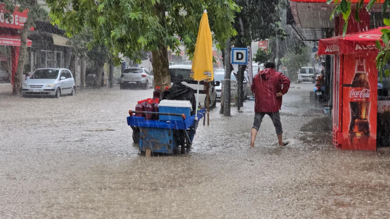 Adana ve Osmaniye'de şiddetli rüzgar ve sağanak