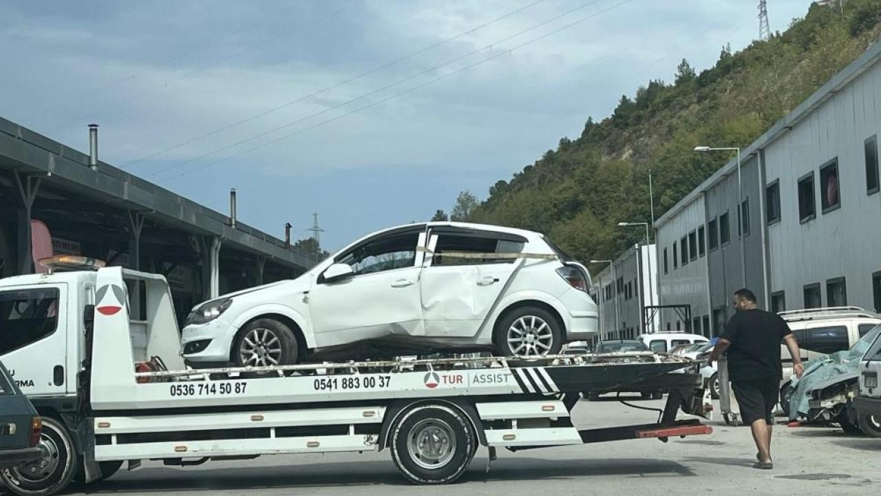 Araca giren arı, kazaya yol açtı: 2 yaralı