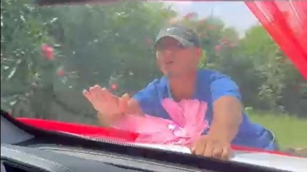 Bahşiş için yaptığına bakın: Aracın kaputunda metrelerce ilerledi