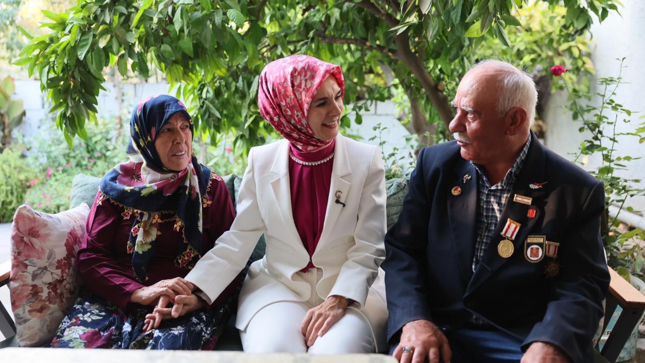 Bakan Göktaş'tan, evliliklerinde 48 yılı geride bırakan Bulut çiftine ziyaret