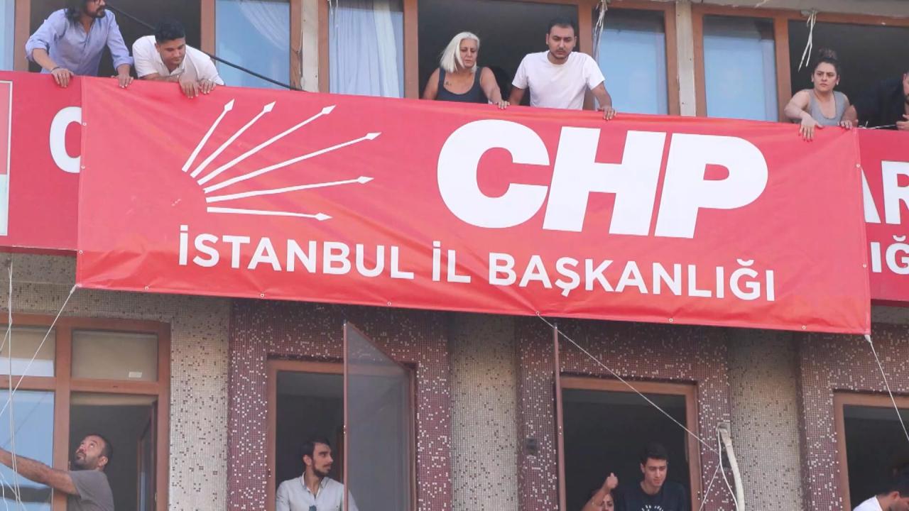 CHP'nin Bahçelievler'deki binasına 'İstanbul İl Başkanlığı' yazısı asıldı