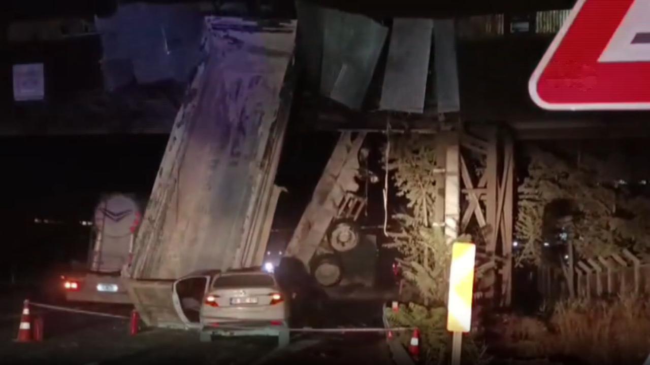 Damperi açılan kamyona otomobil çarptı: 1 ölü, 3 yaralı